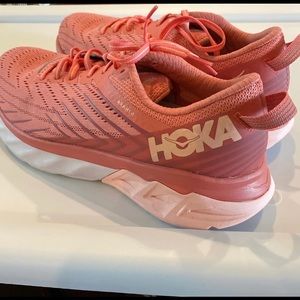 Hoka Arahi 4